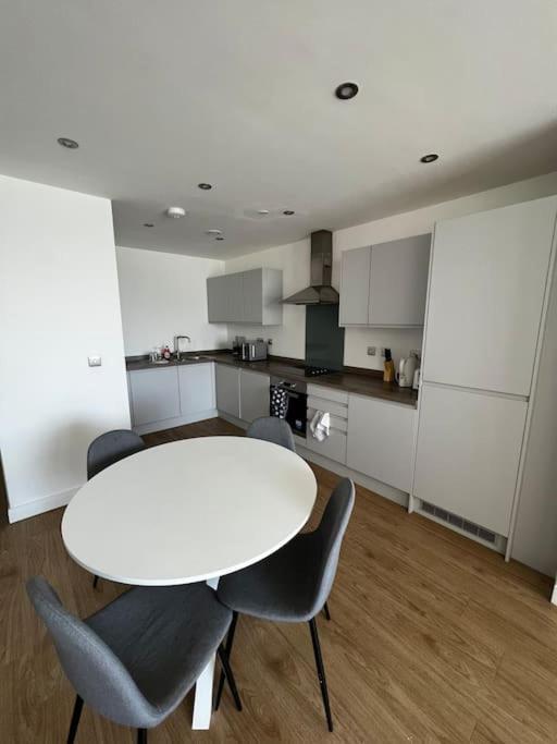 Stylish 2 Bedroom Centre Apartment *